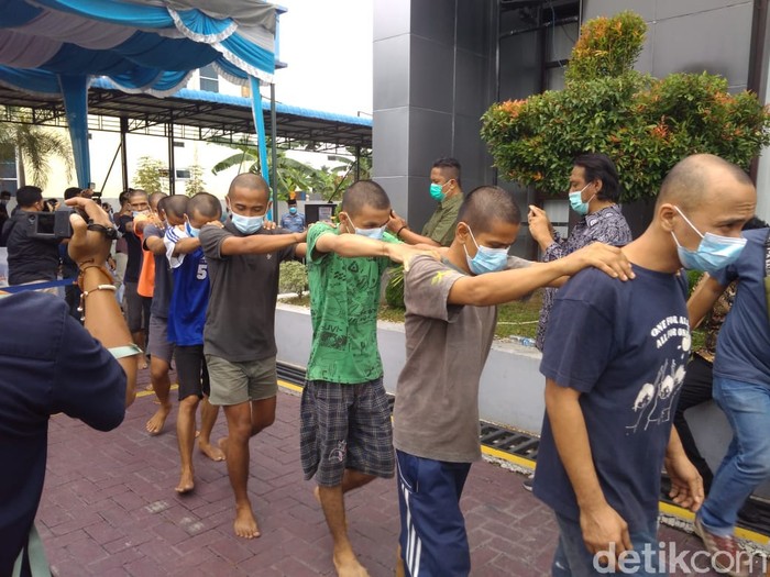 BNNP Sumut menangkap 5 orang kurir narkoba di Medan Marelan, Medan. Petugas pun menyita 5.000 ribu ekstasi dari tangan para pelaku. (Datuk Haris/detikcom)