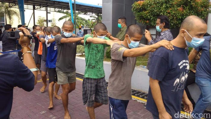 BNNP Sumut menangkap 5 orang kurir narkoba di Medan Marelan, Medan. Petugas pun menyita 5.000 ribu ekstasi dari tangan para pelaku. (Datuk Haris/detikcom)