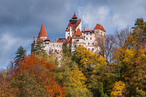Pada awalnya, Bran Castle adalah sebuah benteng yang dibangun oleh Ksatria Ordo Teutonik pada tahun 1212. Saat itu dikenal dengan nama Dietrichstein. Pada awalnya, Bran Castle adalah sebuah benteng yang dibangun oleh Ksatria Ordo Teutonik pada tahun 1212. Saat itu dikenal dengan nama Dietrichstein.