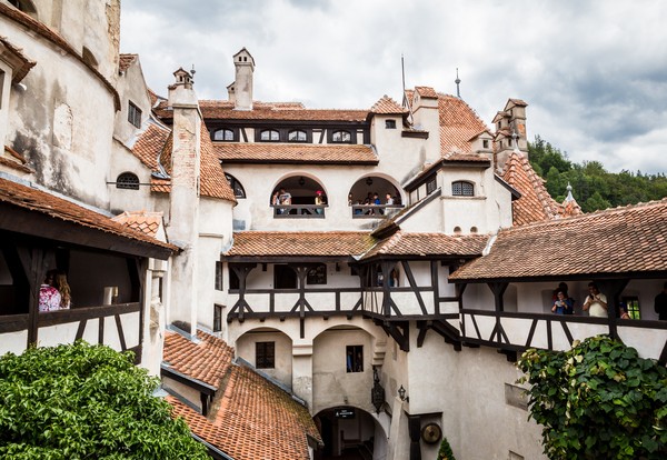 Lalu di akhir abad ke-13 benteng tersebut diambil alih oleh Saxon untuk melindungi Kota Brasov dan menjadi pusat perdagangan utama. Ada juga yang mengisahkan kalau kastil tua ini dibuat oleh rakyat Brasov sebagai hadiah untuk Ratu Marie dari Romania.