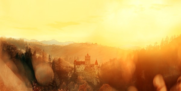 Konon kastil tua itu dulu merupakan tempat hunian Vlad Tepes, sang drakula penguasa Walachia, seperti dalam novel Dracula yang ditulis oleh Bram Stoker.Lokasinya yang tepat berada di pingggir tebing menambah dramatis kesan horor dari kastil ini. Konon kastil tua itu dulu merupakan tempat hunian Vlad Tepes, sang drakula penguasa Walachia, seperti dalam novel Dracula yang ditulis oleh Bram Stoker.Lokasinya yang tepat berada di pingggir tebing menambah dramatis kesan horor dari kastil ini.