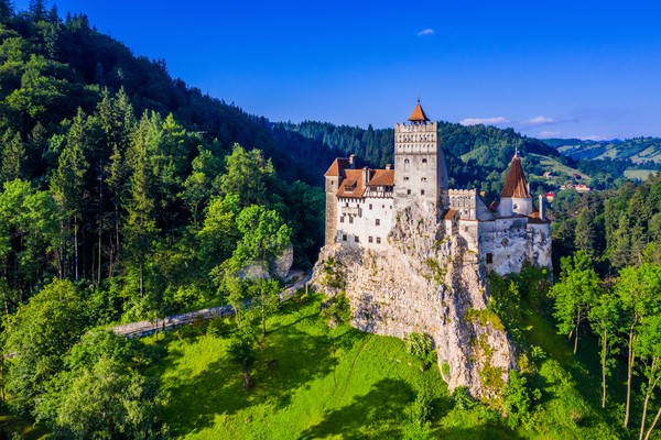 Namanya adalah Istana Drakula atau Bran Castle. Bran Castle adalah sebuah kastil tua di bukit Izvorul, Cilamanului, Brasov, Transylvania. Namanya adalah Istana Drakula atau Bran Castle. Bran Castle adalah sebuah kastil tua di bukit Izvorul, Cilamanului, Brasov, Transylvania.