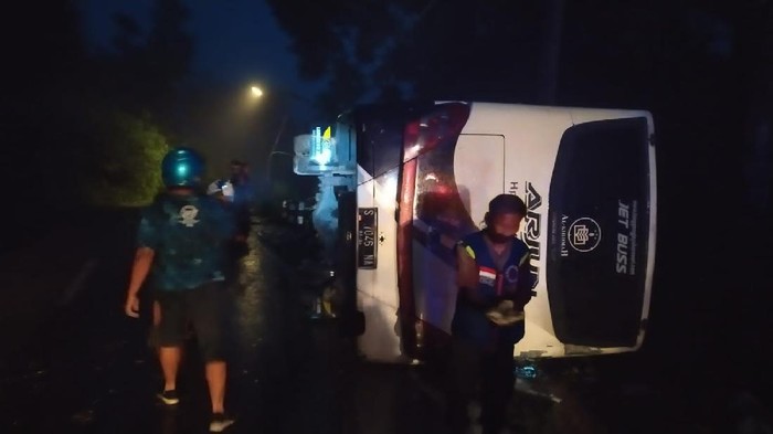 Bus Rombongan Guru Pesantren Asal Pasuruan Terguling di Jalur Wisata Mojokerto