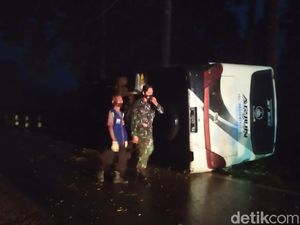 Bus Rombongan Guru Ponpes Terguling di Pacet, 1 Tewas 9 Terluka