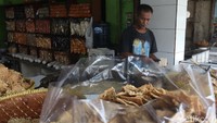Diberitakan sebelumnya, harga minyak goreng curah di Kota Bandung tembus Rp 18 ribu per kilogramnya. Harga tersebut jauh dari Harga Eceran Tertinggi (HET) yang hanya Rp 12.500. Kepala Dinas Perdagangan dan Perindustrian (Disdagin) Kota Bandung Elly Wasliah mengatakan, kenaikan harga minyak mengikuti harga minyak mentah dunia.