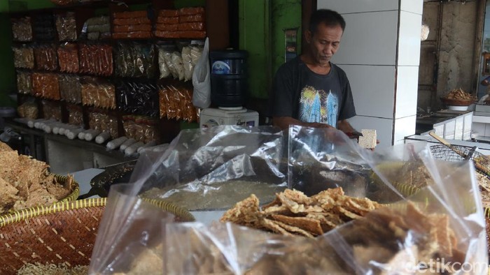 Curhat Pedagang Gorengan di Bandung soal Harga Minyak Goreng Curah Kenaikan harga minyak goreng curah yang terjadi beberapa pekan terakhir, dikeluhkan masyarakat. Seperti para perajin gorengan tempe di Bandung.