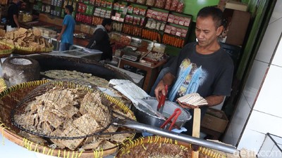Curhat Pedagang Gorengan di Bandung soal Harga Minyak Goreng Curah