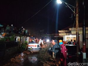 Banjir Bandang Terjang Kota Batu, Satu Dusun Terisolasi