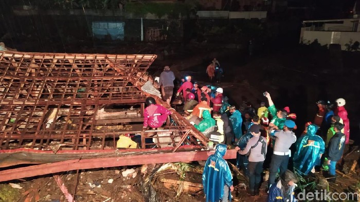 Dahsyatnya Terjangan Banjir Bandang di Kota Batu