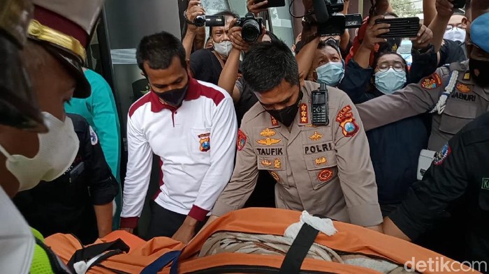 Jenazah Vanessa Angel dan suaminya, Bibi Ardiansyah, tiba di RS Bhayangkara Polda Jatim, Surabaya, Kamis (4/11/2021).