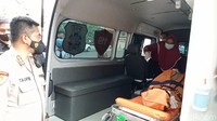 Dari pantauan detikcom, jenazah tiba pukul 14.43 WIB dikawal mobil PJR. Di belakangnya ada dua mobil ambulans yang berisi jenazah Vanessa Angel dan Bibi.  