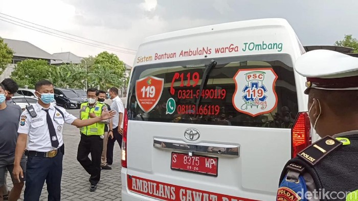 Jenazah Vanessa Angel dan suaminya, Bibi Ardiansyah, tiba di RS Bhayangkara Polda Jatim, Surabaya, Kamis (4/11/2021).