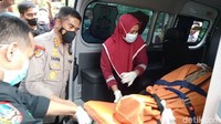 Sebelumnya, polisi menyebut ada 5 orang di dalam mobil nahas tersebut.   