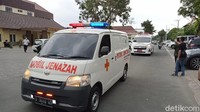 Jenazah Vanessa Angel dan suaminya, Bibi Ardiansyah, tiba di RS Bhayangkara Polda Jatim, Surabaya, Kamis (4/11/2021).  