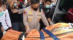 Detik-detik Jenazah Vanessa dan Suami Tiba di RS Bhayangkara Polda Jatim