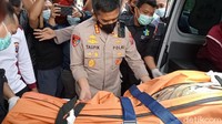 Dua orang meninggal dunia adalah Vanessa Angel dan suaminya, sedangkan tiga orang mengalami luka-luka.  