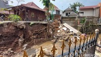 Rumah tersebut ambruk imbas dihantam aliran deras Sungai Cibereum.