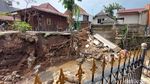 Foto-foto Rumah 2 Lantai di Bandung Ambruk Dihantam Aliran Sungai Cibereum