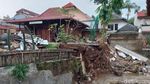 Foto-foto Rumah 2 Lantai di Bandung Ambruk Dihantam Aliran Sungai Cibereum