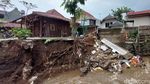 Foto-foto Rumah 2 Lantai di Bandung Ambruk Dihantam Aliran Sungai Cibereum