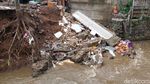 Foto-foto Rumah 2 Lantai di Bandung Ambruk Dihantam Aliran Sungai Cibereum