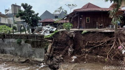 Foto-foto Rumah 2 Lantai di Bandung Ambruk Dihantam Aliran Sungai Cibereum