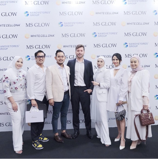 Vanessa Angel menghabiskan 24 jam terakhirnya dengan menghadiri launcing WHite Cell DNA dari MS Glow yang digelar pada Rabu (3/11/2021). Vanessa hadir di acara tersebut bersama Bibi. Shandy pun menuliskan kesan terakhir ketika bertemu dengan Vanessa, di akun Instagram miliknya @shandypurnamasari. Dia menyebut Vanessa dan suami sebagai orang yang baik. Foto: Dok.Instagram @shandypurnamasari.