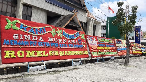 Gejolak pemecatan Hamdani dari ketua DPRD Pekanbaru di Riau masih terus berlanjut. Karangan bunga berisikan protes terhadap Hamdani membanjiri kantor DPRD (Raja Adil/detikcom)