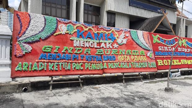 Gejolak pemecatan Hamdani dari ketua DPRD Pekanbaru di Riau masih terus berlanjut. Karangan bunga berisikan protes terhadap Hamdani membanjiri kantor DPRD (Raja Adil/detikcom)