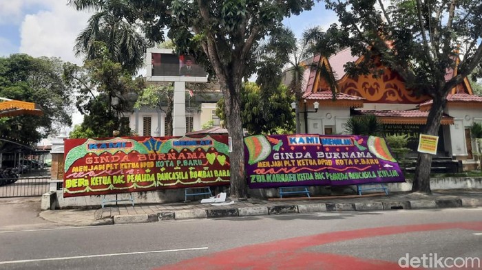 Gejolak pemecatan Hamdani dari ketua DPRD Pekanbaru di Riau masih terus berlanjut. Karangan bunga berisikan protes terhadap Hamdani membanjiri kantor DPRD (Raja Adil/detikcom)