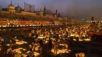Festival ini biasanya diadakan antara bulan Oktober hingga November, dengan tanggal yang berubah setiap tahun. Penetapan kapan Diwali atau Deepavali dirayakan mengacu pada kalender Hindu. Diwali jatuh pada Amavasya atau bulan lalu pada hari ke-15 bulan Kartik dari Kalender Hindu.