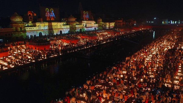Adapun festival diwarnai dengan lampu dan cahaya sebagai lambang kemenangan dan harapan umat manusia.