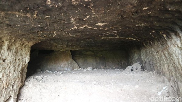 Pantauan di lokasi, empat gua yang sudah dibuka dari belasan gua yang ditemukan itu, berada di kawasan Pegunungan Cangkraman Patiayam. Pengunjung pun sudah bisa melihat secara dekat gua peninggalan zaman Jepang. (Dian Utoro Aji/detikTravel)