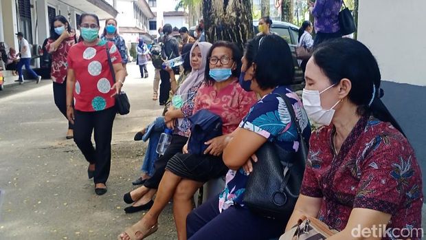 Guncangan gempa M 5,9 yang terjadi di Maluku Tengah terasa hingga Kota Ambon. Guncangan gempa membuat warga berhamburan keluar gedung. (Muslimin Abbas/detikcom)