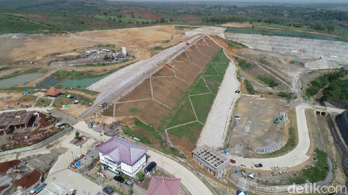 Hampir Rampung, Bendungan Randugunting Bakal Diresmikan Jokowi Pembangunan bendungan randugunting di Kecamatan Japah, Kabupaten Blora sudah mencapai 87,5 persen. Nantinya proyek ini bakal diresmikan Jokowi.