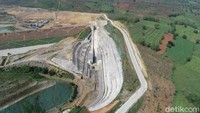 Pembangunan bendungan itu digadang-gadang bakal menjadi sumber air baku dan sekaligus tempat wisata air maupun agrowisata di Blora kedepan.