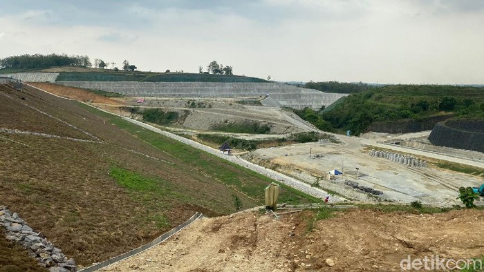 Hampir Rampung, Bendungan Randugunting Bakal Diresmikan Jokowi Pembangunan bendungan randugunting di Kecamatan Japah, Kabupaten Blora sudah mencapai 87,5 persen. Nantinya proyek ini bakal diresmikan Jokowi.
