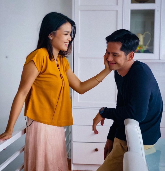 Di akun Instagram-nya, Ilyas Bachtiar membagikan memorinya bersama Hanna. Dalam unggahan terbaru, pria yang juga seorang artis itu mengungkap pesan terakhirnya kepada aktris cantik tersebut. Di mana pun kamu, kamu harus senyum kaya gini ya hana 💙terakhir aku lihat wajah kamu, kamu senyum. Aku yakin kamu akan cantik di manapun kamu berada. Foto: Instagram @ilyasbachtiar10