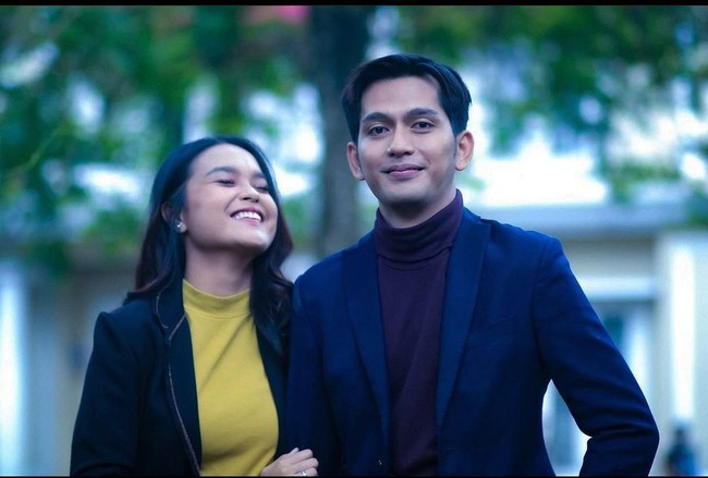 Pesinetron Hanna Kirana meninggal dunia di usia 18 tahun karena gagal jantung. Gadis itu sebelumnya dikenal lewat sinetron Suara Hati Istri yang mana ia menggantikan Lea Ciarachel. Kepergian Hanna tentu membuat orang terdekatnya syok, termasuk sang kekasih, Ilyas Bachtiar. Foto: Instagram @ilyasbachtiar10