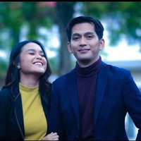 Pesinetron Hanna Kirana meninggal dunia di usia 18 tahun karena gagal jantung. Gadis itu sebelumnya dikenal lewat sinetron Suara Hati Istri yang mana ia menggantikan Lea Ciarachel. Kepergian Hanna tentu membuat orang terdekatnya syok, termasuk sang kekasih, Ilyas Bachtiar. Foto: Instagram @ilyasbachtiar10