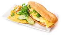 Vietnam memiliki menu sarapan berisikan telur bernama Bahn Mi. Hidangan ini berupa sandwich yang diberikan isian daging, namun ada juga yang menggunakan telur. Foto: Getty Images/iStockphoto