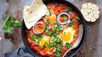Hidangan telur yang rasanya tak kalah enak buat sarapan juga bisa kamu temui di Afrika Utara. Namanya Shakashuka, berupa telur ceplok setengah matang yang dimasak dengan saus merah. Foto: Getty Images/iStockphoto