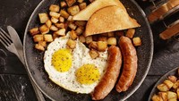 American breakfast juga tak kalah lengkap dan populer dari English breakfast. Tampilan hidangan keduanya hampir mirip, berupa telur ceplok, sosis, bacon, dan ada hash brown. Foto: Getty Images/iStockphoto