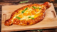 Di Georgia ada hidangan telur yang rasanya nikmat. Telur ini ditambahkan di atas roti panggang yang fluffy. Selain telur, ada juga keju mozarella yang lumer gurih. Foto: Getty Images/iStockphoto
