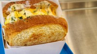 Menu sarapan berbahan telur dari Korea juga tak kalah enak. Ada Korean toast yang berisikan telur orak-arik gurih creamy dengan tamabahan keju dan aneka saus. Foto: Getty Images/iStockphoto