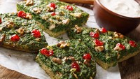 Ada omelet dengan olahan yang sehat dari Persia. Namanya Kuku sabzi, berupa omelet berukuran besar yang biasa ditambahkan rempah dan kacnag-kacangan. Untuk menikmatinya dicocol dengan yogurt. Foto: Getty Images/iStockphoto