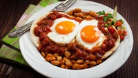 Menu sarapan olahan telur yang creamy gurih juga bisa kamu temukan di Meksiko. Hidangan telur mata sapi ini dinikmati bersama tortila, saus salsa, dan saus merah khas Meksiko. Foto: Getty Images/iStockphoto