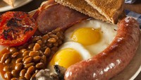 English breakfast, menu sarapan populer asal Inggris yang komplet. Karena tak hanya memakai telur, tapi ada juga roti panggang, sosis, hingga olahan kacang. Foto: Getty Images/iStockphoto