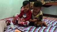 Kondisi Hafid (kanan) dinyatakan sehat usai diselamatkan warga dan penambang. Saat diselamatkan sejumlah warga, Hafid tampak bingung.