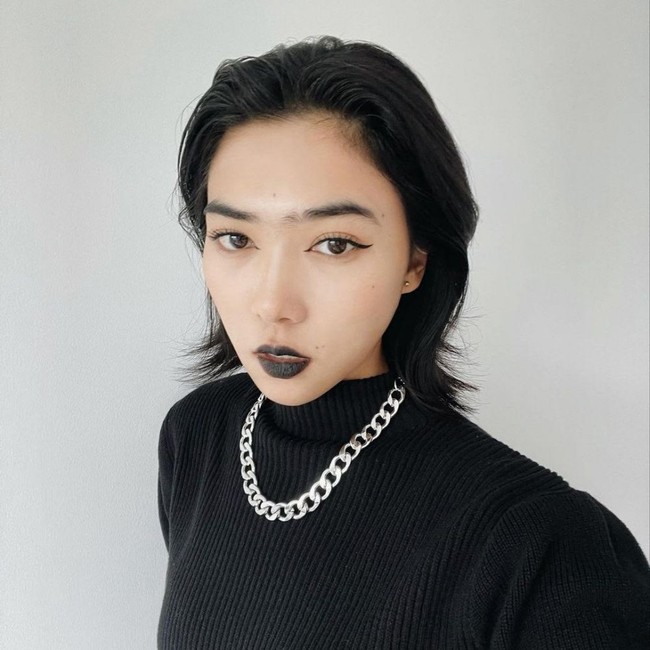 Begini penampilan Isyana dengan busana dan lipstik hitam. Terlihat lebih tomboy namun tetap mempesona. Bagaimana menurutmu? Foto: Instagram/@isyanasarasvati